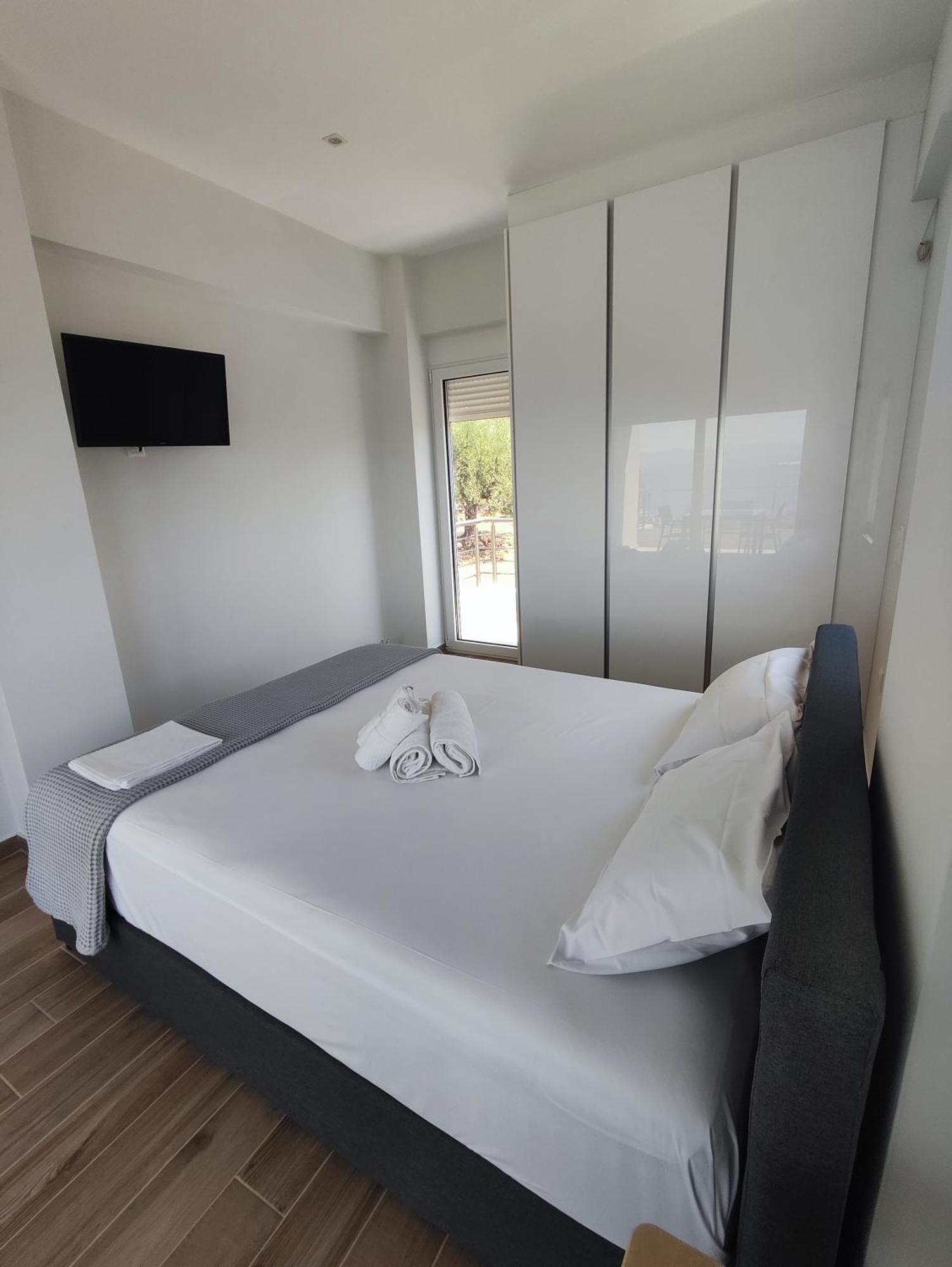Evilenia Luxury Apartments 卡拉马塔 外观 照片
